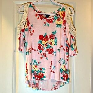 Crochet Cold Shoulder Floral Top Size Small